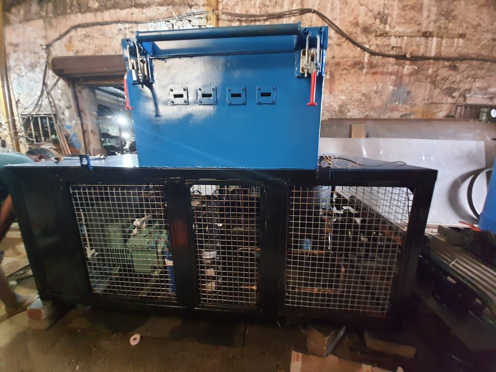 United Industrial Deep Freezers, Capacity: 200 L, Refrigerant Used: R23, R404A