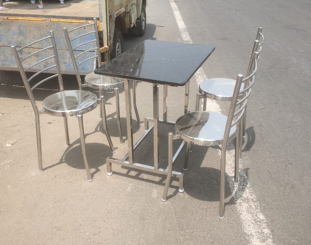 Granite Black Tables And Chairs For Bakery, Seating Capacity: 4, Size: 2\'*1 1/2\'