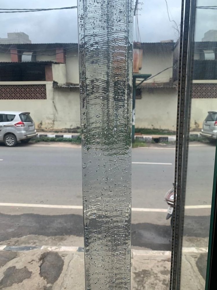 Transparent Glossy Designer Glass Pillar, Size: 5*5 Inch