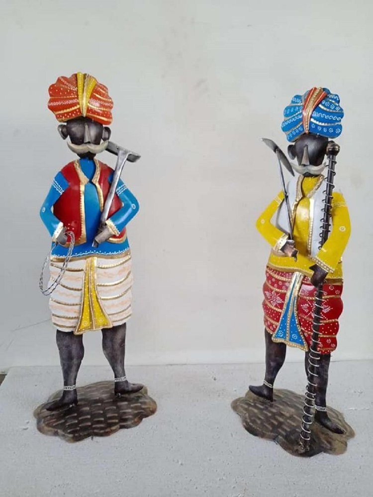 Painting Polished Meenakari Handicrafts