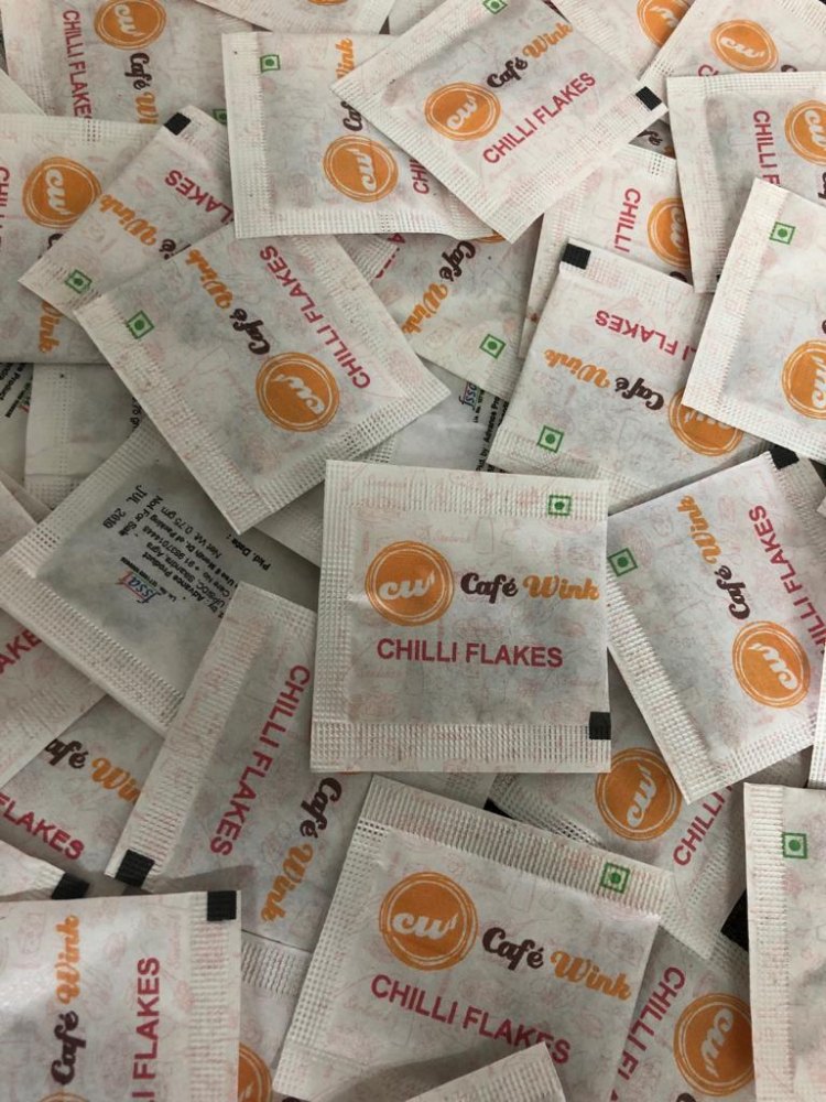 Chili Flake Chilli Flakes Sachet, Packaging Size: 0.8 gm img