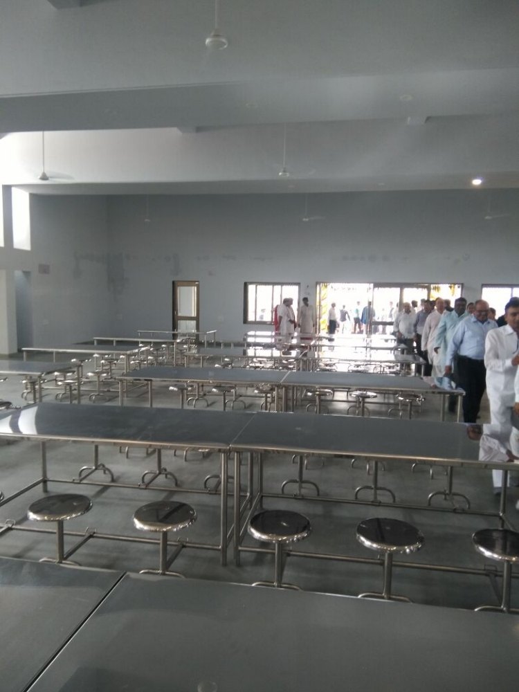 Ss304 Top Canteen Mesh Table, Seating Capacity: 8, Size: 82*34*30