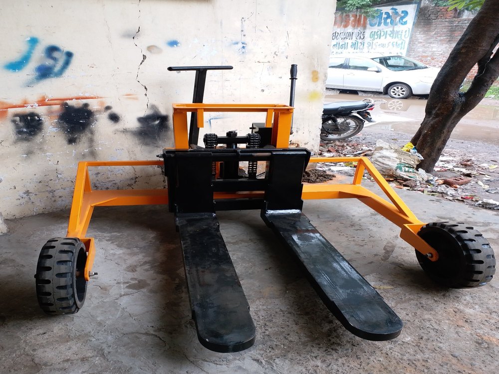 Hand Operated Rough Terrain Pallet Truck, Lifting Capacity: 2000 Kg, Model Name/Number: Shreeji