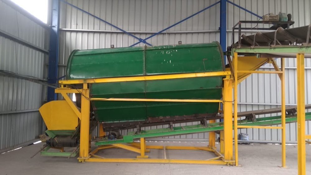 SCREENING MACHINE WITH CONVEYOR FOR PROCESSING MUNICIPAL WASTE