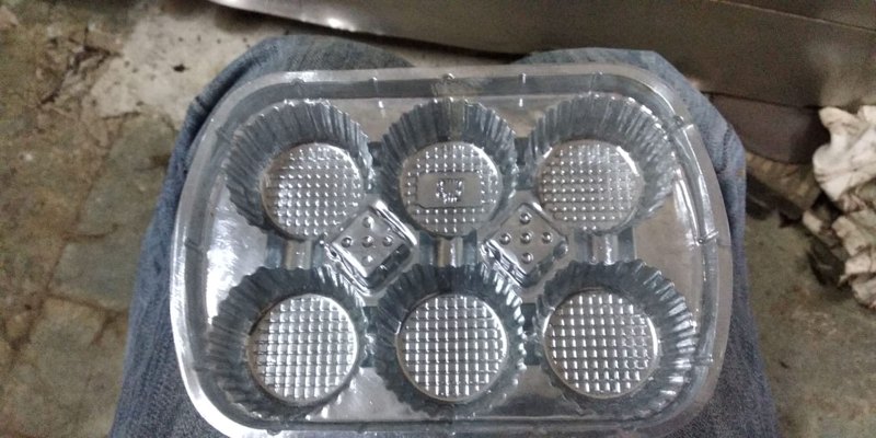 Plastic Rectangular Cupcake Tray, For Bakery, Thickness: 0.5 - 2 mm