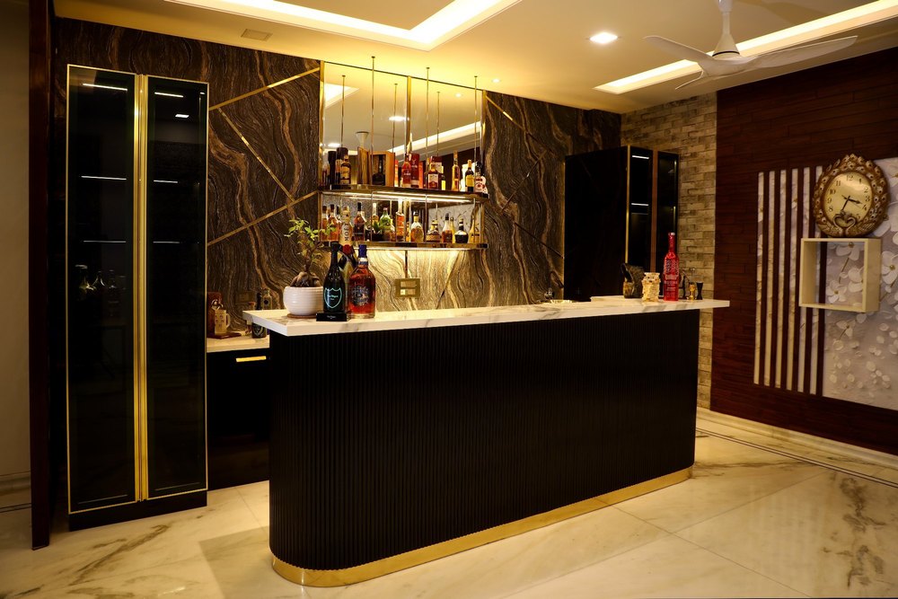 Wooden Black Luxury Bar Counter With Pvd Finish Backdrop, Size: 7 X 4 Feet