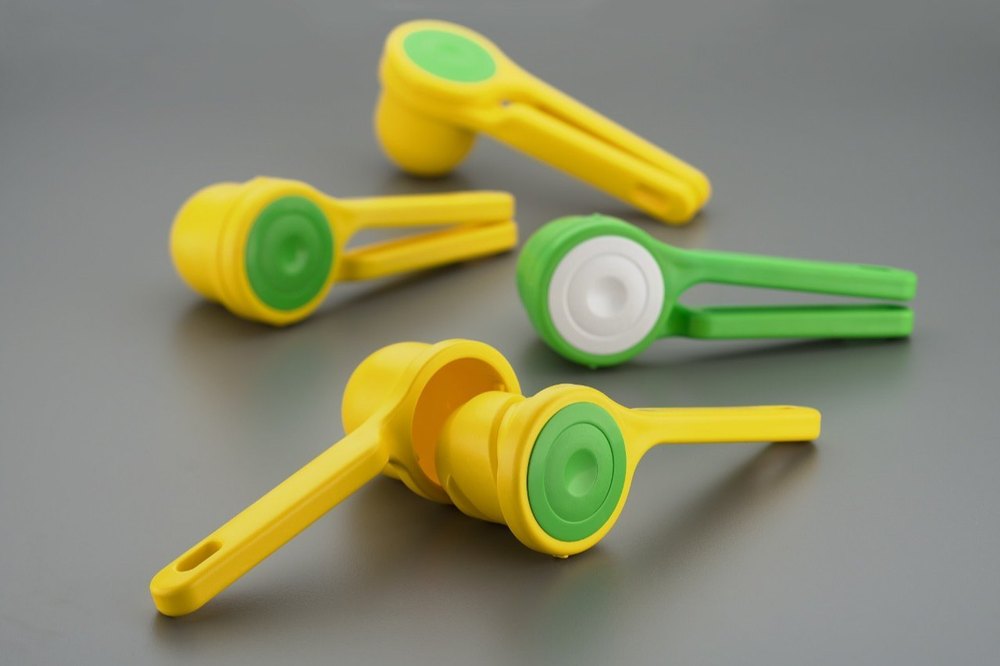 Shruti GREEN AND YELLOW SCREWUP LEMON SQUEEZER, For Kitchen