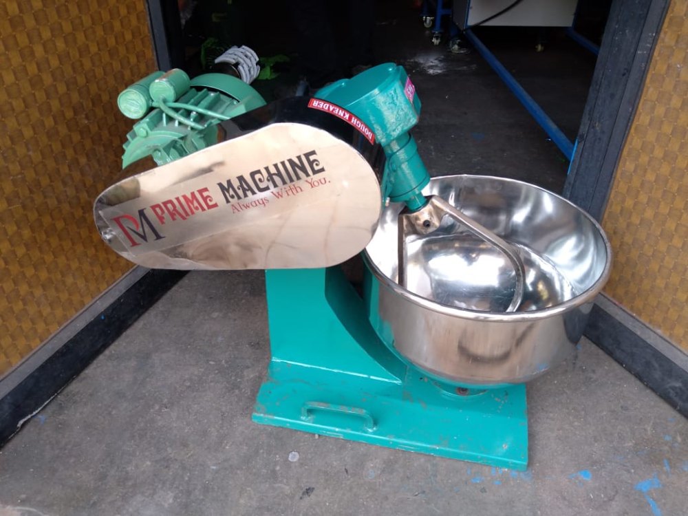 Round Stainless Steel Dough Making Machine, For Commercial, Capacity: 5 Kg
