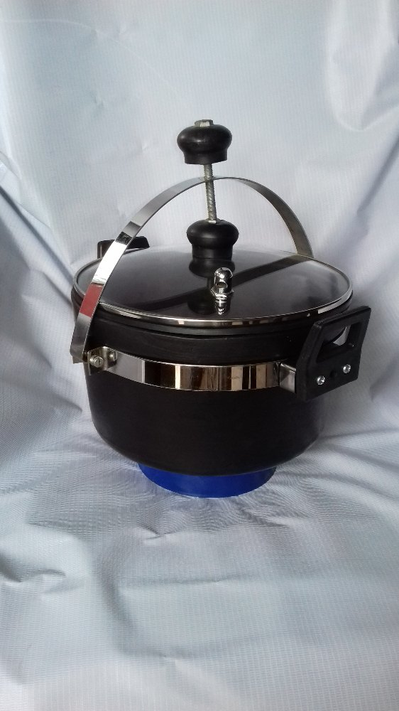 Black Clay Cooker, Size: 3 Liter, Capacity: 3 Liter