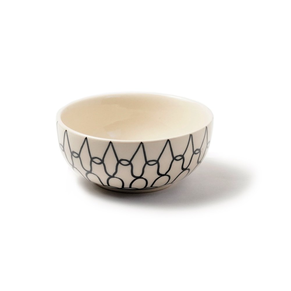 White Serving Bowl Ceramic Bowls, For Hotel, Set Contains: 1