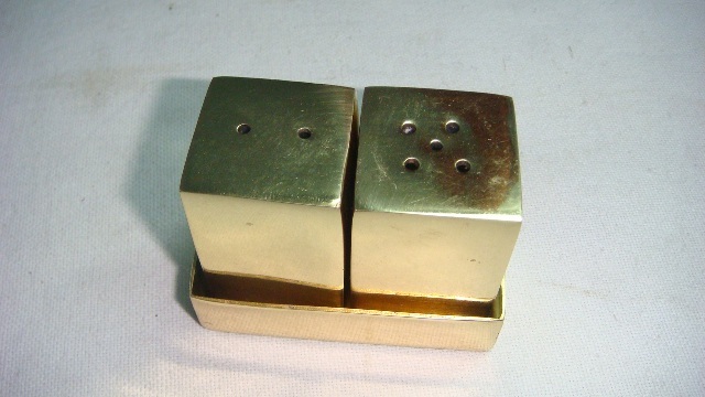 Two Pieces Gold Salt and Pepper in Brass Metal, Packaging Type: Box, Model Name/Number: 7454