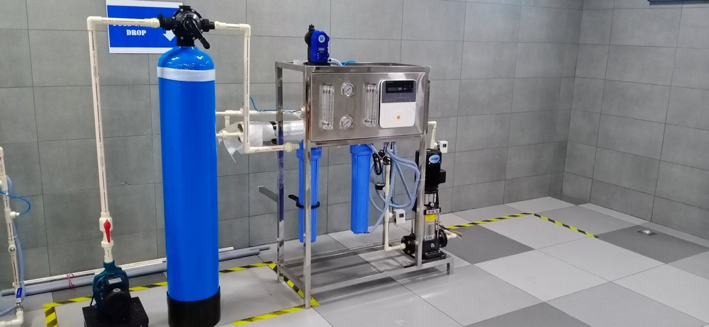 RO Capacity: 250 LPH Commercial Reverse Osmosis System, FRP, SS